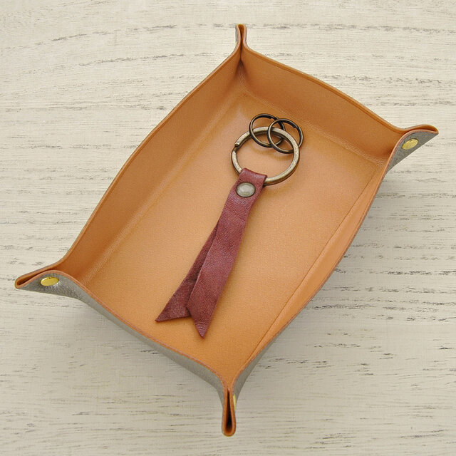 小さなアンティーク調レザーキーホルダー