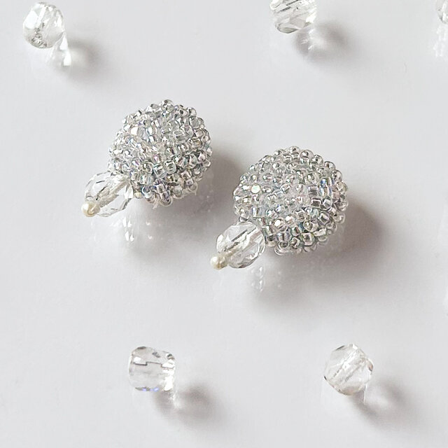 【再販】〈3色展開〉たっぷりの透明ビーズ×クリアビーズが かき氷のように涼しげな ビーズ刺繍ピアス/イヤリング