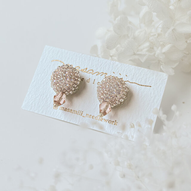 23：ビーズたっぷりフサフサピアス　ハンドメイド 3色展開〉たっぷりの透明ビーズ×サーモンピンクビーズが かき氷のよう