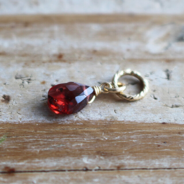 ✨鮮やかなレッド✨ 1月誕生石・モザンビークガーネット＜ラフペアシェイプ＞のチャーム（K14GF）