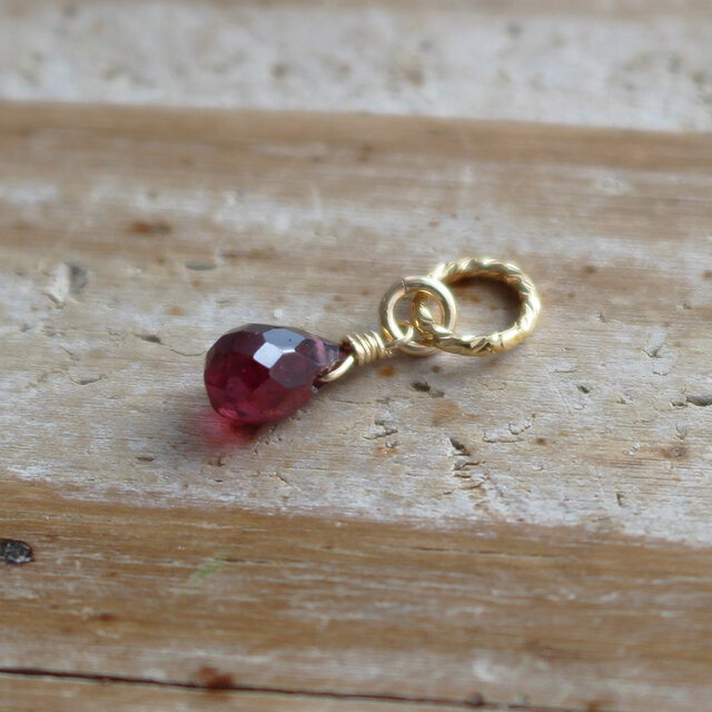✨深みのあるワインレッド✨ 1月誕生石・ロードライトガーネット＜ドロップ＞のチャーム（K14GF）