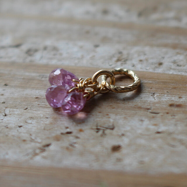 ✨蓮華草のように可憐なピンク✨ 9月誕生石・ピンクサファイア＜3粒＞のチャーム（K14GF）