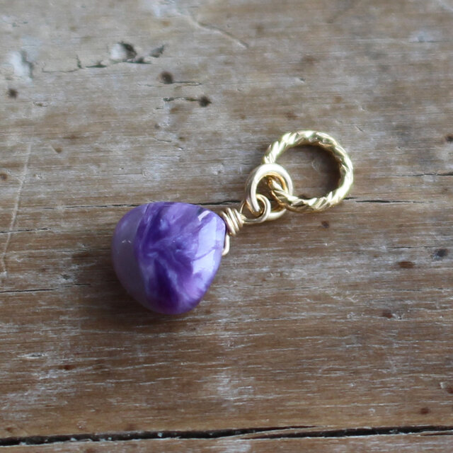 ✨世界3大ヒーリングストーンの一つ✨ チャロアイト＜マロン＞のチャーム（K14GF）