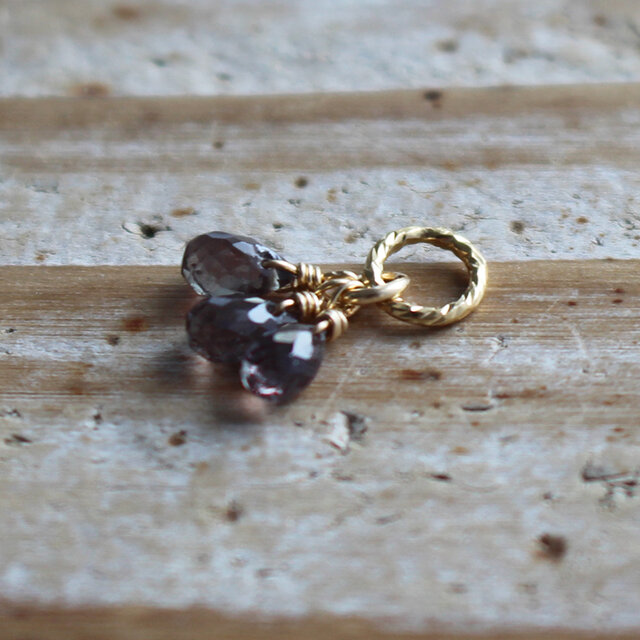 ✨光の加減で色が変わる✨ 1月誕生石・カラーチェンジガーネット＜ドロップ・ミニ＞のチャーム（K14GF）