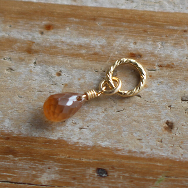 ✨テラコッタブラウンがキュート✨ 天然ブラウンジルコン＜ドロップ・ミニ＞のチャーム（K14GF）