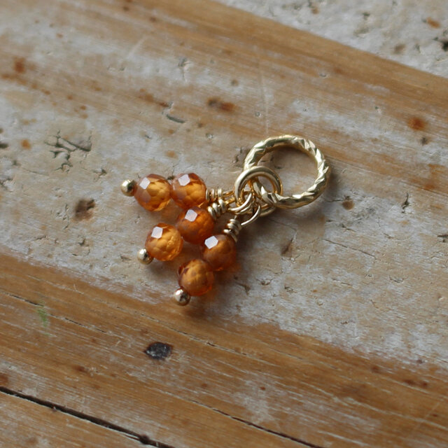 ✨つぶつぶ感が愛らしい✨ ヘソナイトガーネット＜ミニ6粒＞のチャーム（K14GF）