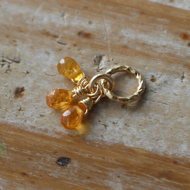 ✨オレンジの果汁を思わせる✨ マンダリンガーネット＜3粒＞のチャーム（K14GF）