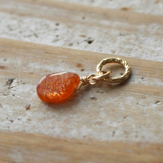 ✨ラメがキラリ✨ サンストーン＜プレーン・ミニ＞のチャーム（K14GF）