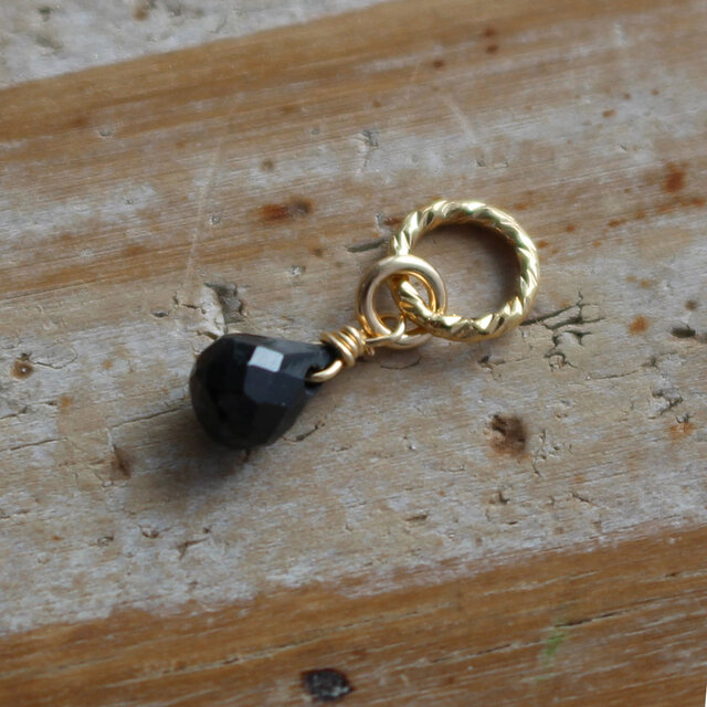 ✨8月誕生石✨ ブラックスピネル＜ドロップカット・ミニ＞のチャーム（K14GF）