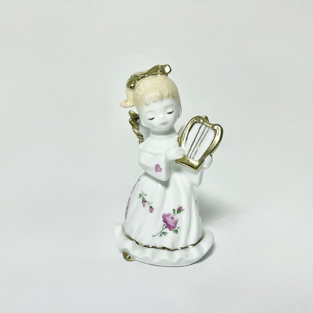 ハープを弾くバラの天使のフィギュリン