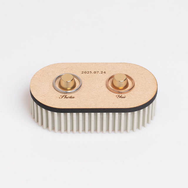 真鍮がアクセント、プリーツのようなデザインが愛らしいリングピロー