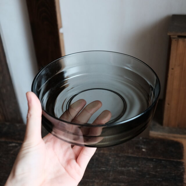 スモーキーブラックな色味◇昭和後期 プレスガラス浅型平鉢 皿 暮らし