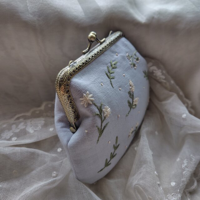 刺繍*野の花*がま口ポーチ*スモーキーブルー | iichi 日々の暮らしを