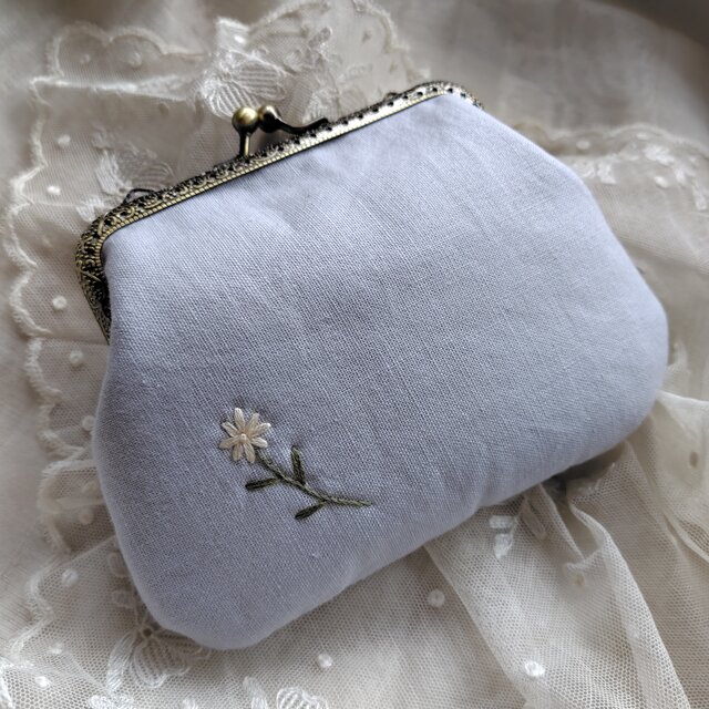 刺繍*野の花*がま口ポーチ*スモーキーブルー | iichi 日々の暮らしを