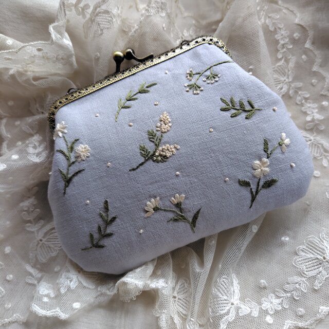 刺繍*野の花*がま口ポーチ*スモーキーブルー | iichi 日々の暮らしを