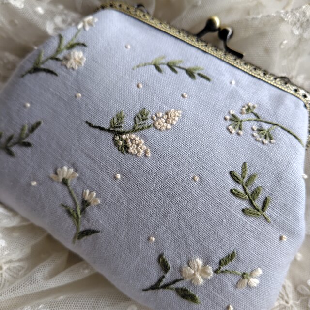刺繍*野の花*がま口ポーチ*スモーキーブルー | iichi 日々の暮らしを