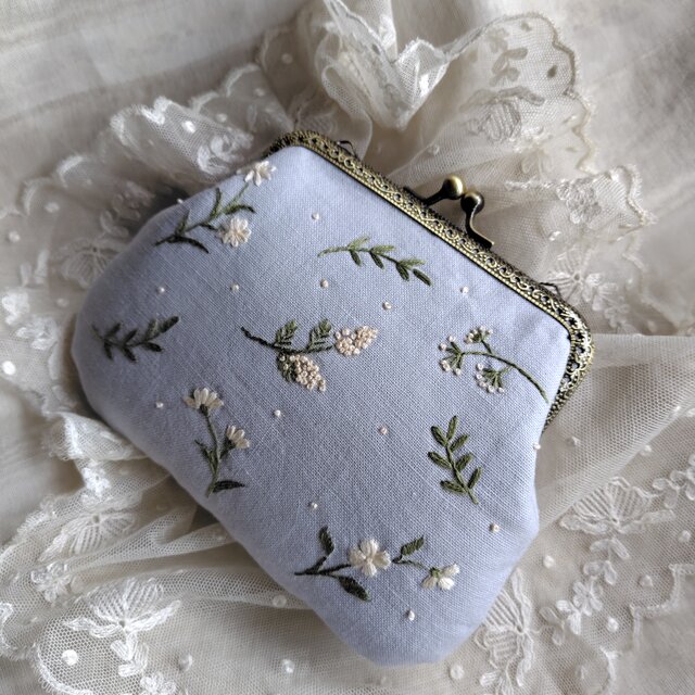 刺繍*野の花*がま口ポーチ*スモーキーブルー | iichi 日々の暮らしを