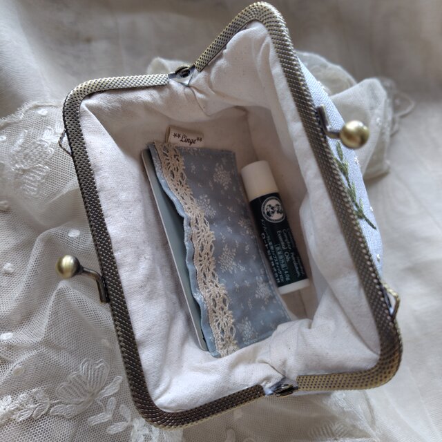 刺繍*野の花*がま口ポーチ*スモーキーブルー | iichi 日々の暮らしを