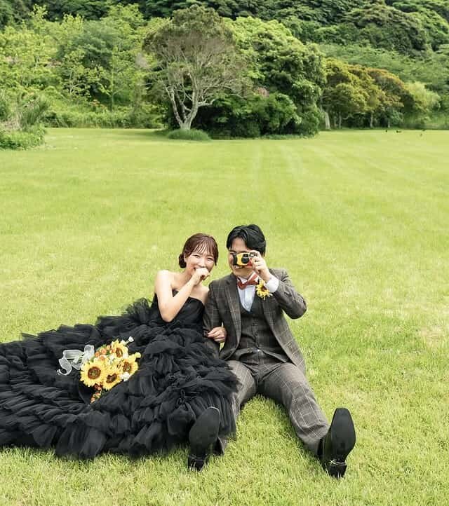 実例写真！カラードレス ブラック ベアトップ プリーツスカート