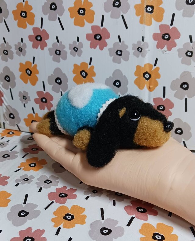 上目の可愛い ダックスフンド　白い♡にイニシャル１文字入れますよ