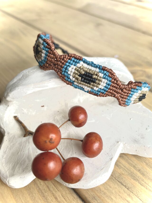 茶色のマクラメブブレスレット