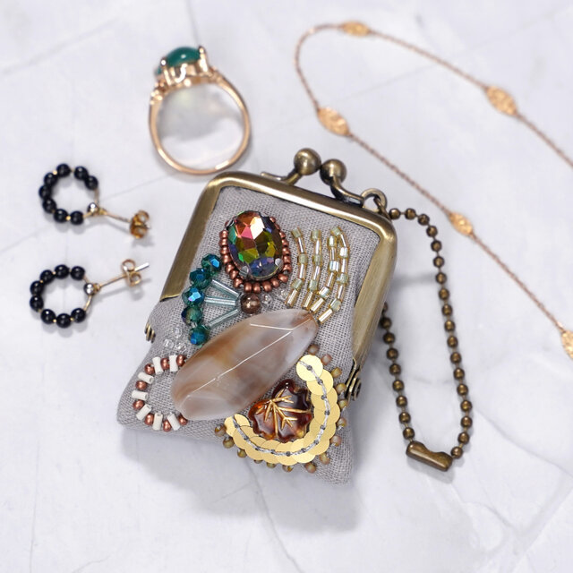 ネックレスにも、バッグチャームにも、小さな小さなビーズ刺繍のがま口 68 グレー　ガーゼ　アクセサリーケース