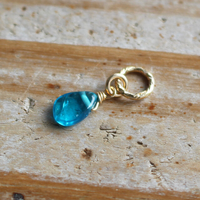 ネオンブルーアパタイトのチャーム（K14GF）