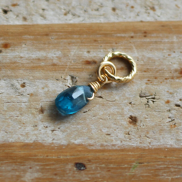 インディゴブルーカイヤナイト＜ペアシェイプ＞のチャーム（K14GF）