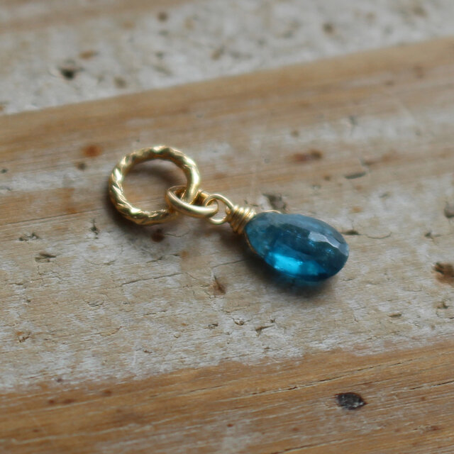 インディゴブルーカイヤナイト＜ペアシェイプ＞のチャーム（K14GF