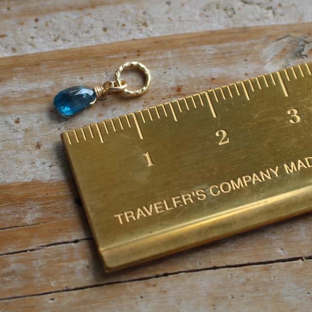 インディゴブルーカイヤナイト＜ペアシェイプ＞のチャーム（K14GF