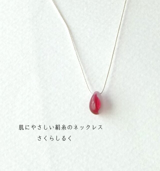 d60【ダークチェリー＆ホワイト】1つぶチェコドロップ　 肌にやさしい絹糸のネックレス　糸の色＆長さえらべます