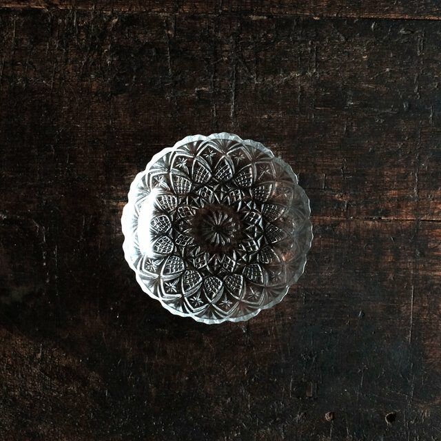 見込みに花文様◆素敵な形状。インドネシア産　プレスガラス小皿　丁寧な暮らし　ギザギザ