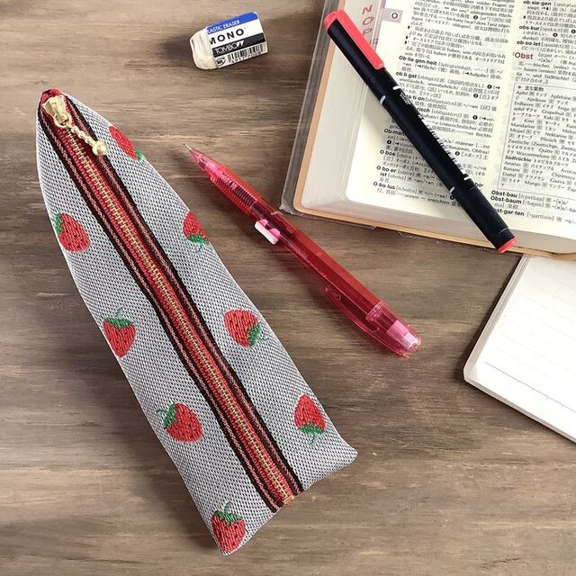 【大きめイチゴ】畳縁　テトラ型　ペンケース　可愛い　いちご　ストロベリー　レトロ