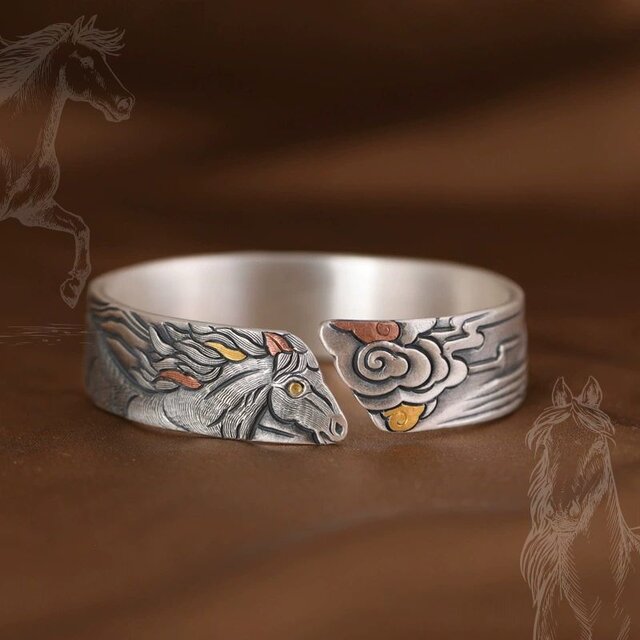 駿馬のバングル - 時を超えるエレガンスと力強さの象徴　B079