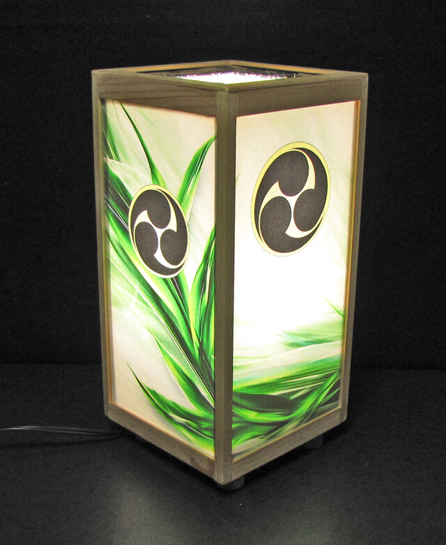 ◆家紋の宿り木=「左三つ巴」(家紋変更可）／美を高めるラミネート／LED昼白色･桧枠造・フイルム加工・軽量／至福の灯火!!