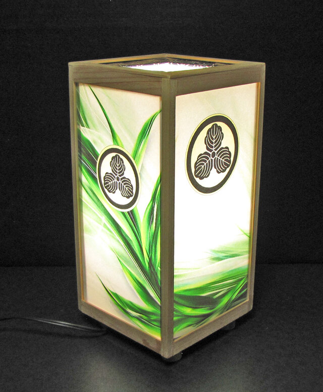 ◆家紋の宿り木=「丸に三つ柏」(家紋変更可）／美を高めるラミネート／LED昼白色･桧枠造・フイルム加工・軽量／至福の灯火!!