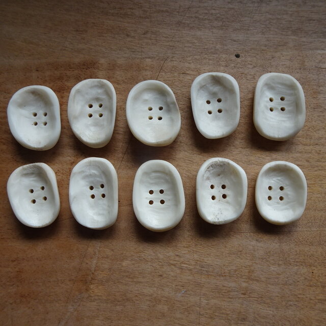 鹿角の刳りぬきボタン約25㎜10個セット