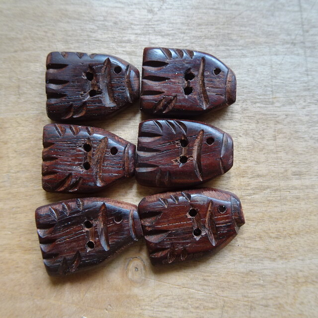 紫檀のさかな型ボタン6個セット