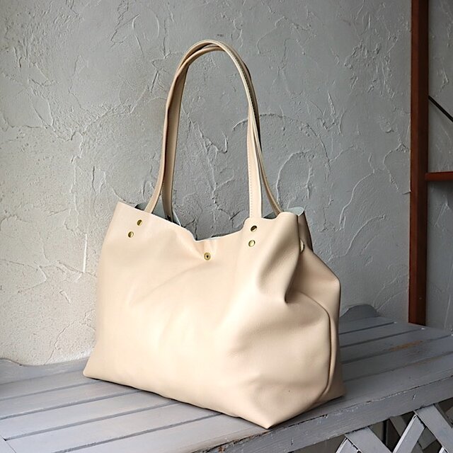 美品 MARYQUANT トートバッグ レザー ベージュ 肩掛け 肩掛けトートバッグ 柔らかい ベージュ系 軽量 大容量 本革 男女