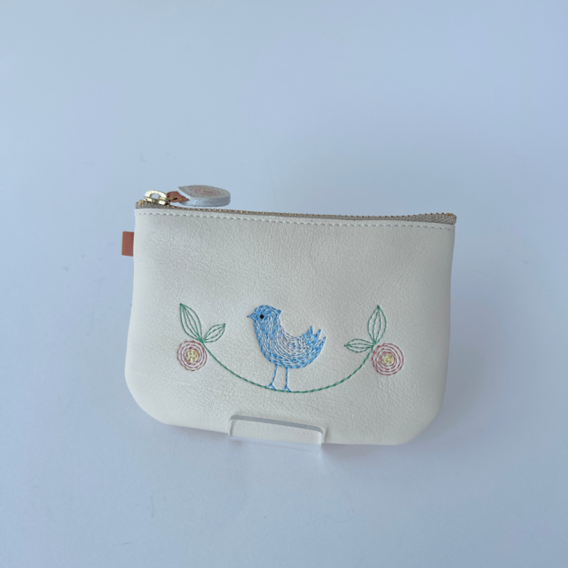 刺繍"革パスケース"『幸せな鳥』WHITE×ナチュラル / 牛革 ✴︎数量限定✴︎