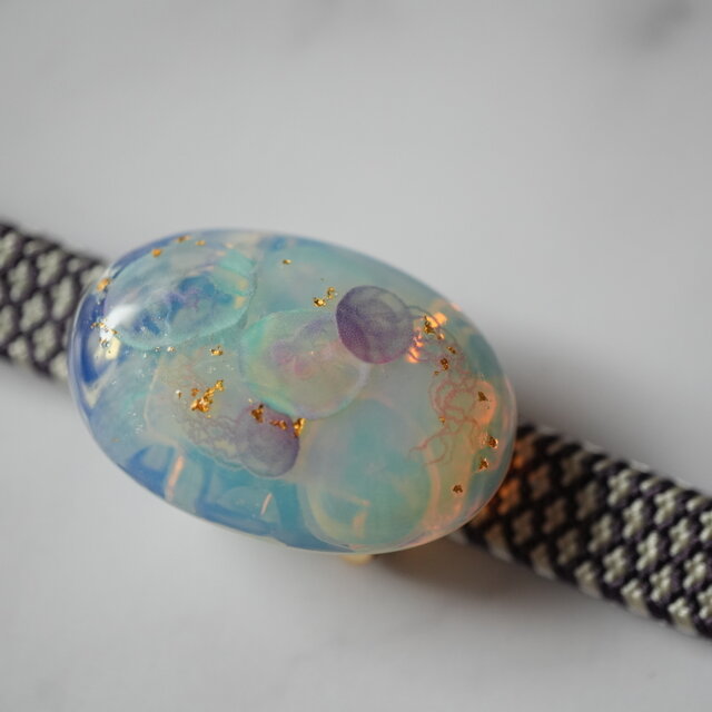 天然石オパールとクラゲ、金箔の帯留め【一点物】