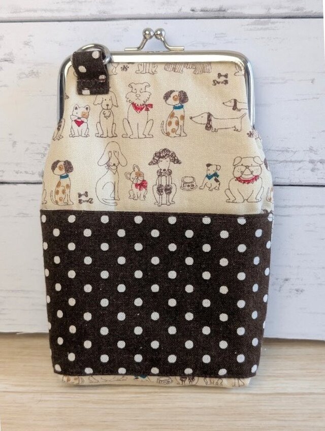 ワンちゃんたちが並ぶがま口スマホショルダー