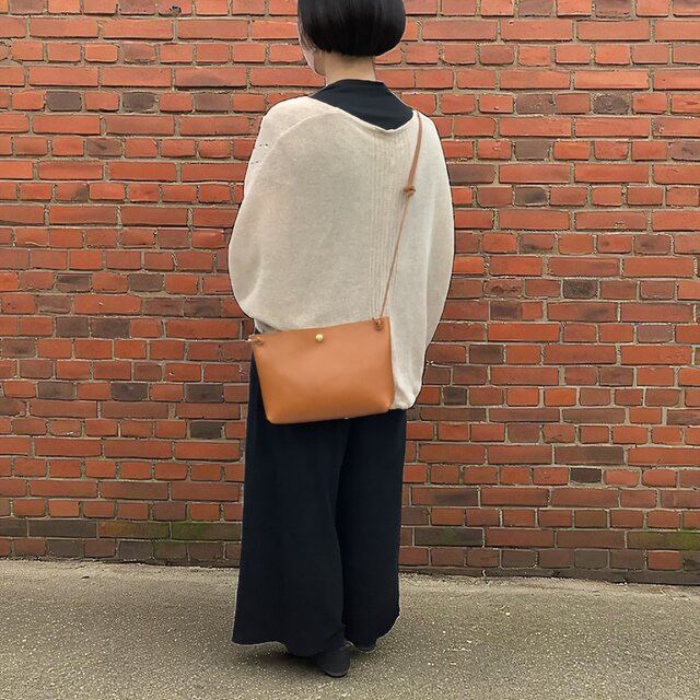 レザーサコッシュ（ハンドメイド／マチ有／コンパクト／丸紐ショルダー