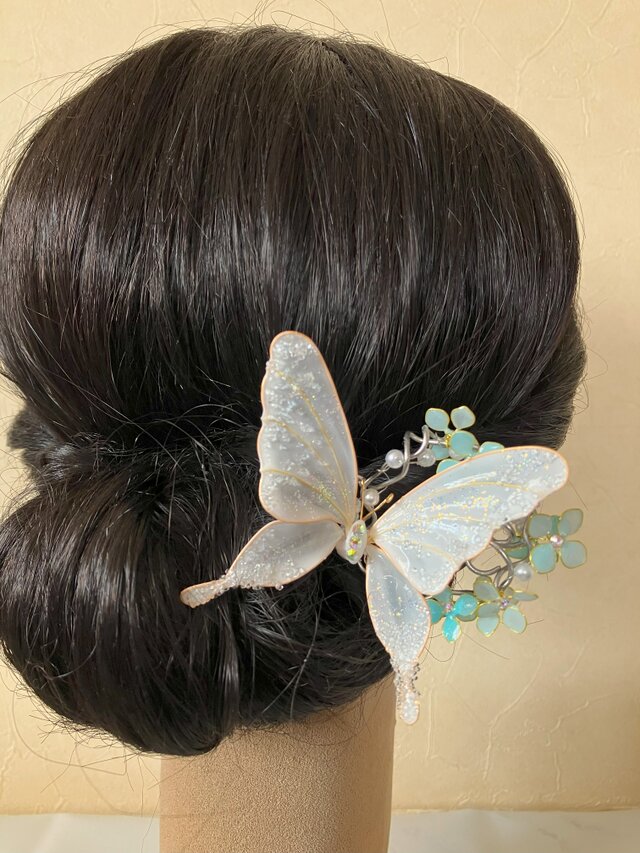 紫陽花に囲まれて（蝶のかんざし）