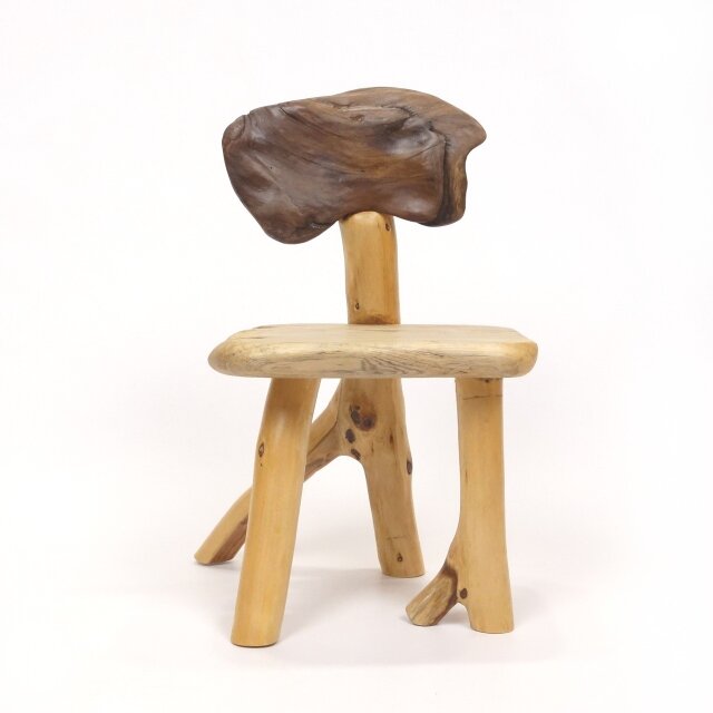 温泉流木】変形流木と枝分かれ枝流木の椅子型飾り台 置台 スタンド