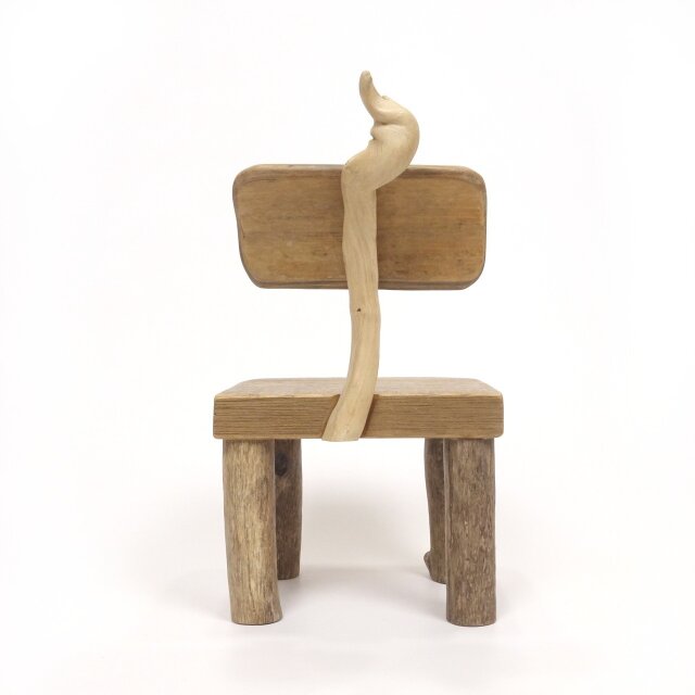 温泉流木】遊び心ある背もたれの椅子型流木飾り台 スタンド 木製 流木