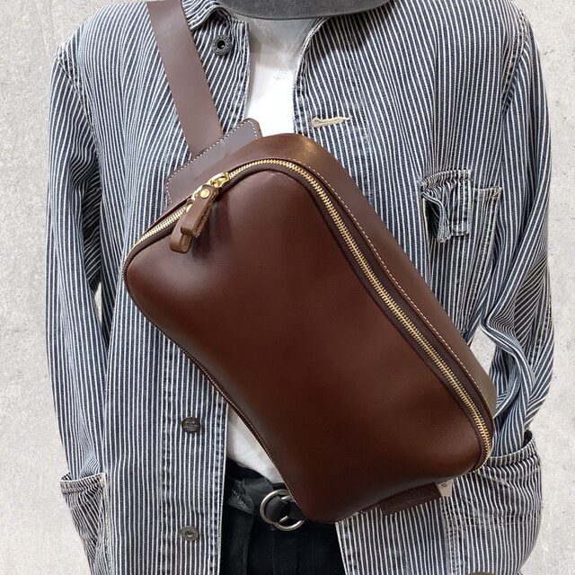 レザーボディバッグ（ハンドメイド／ラウンド型／幅広ストラップ