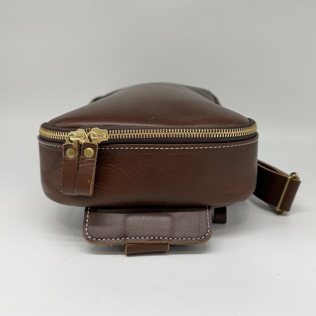 レザーボディバッグ（ハンドメイド／ラウンド型／幅広ストラップ