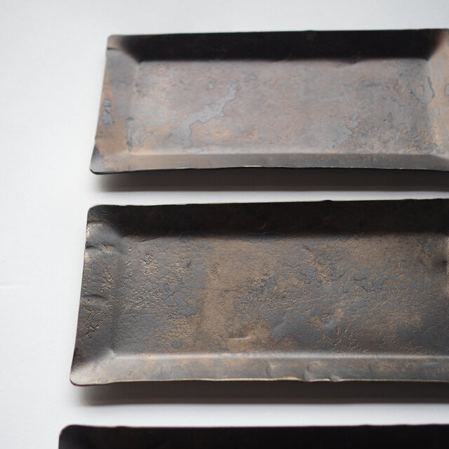 【アイアントレー】鉄と炎が生む唯一無二の表情・槌目の和モダン鉄製トレー|キャッシュトレー・アクセサリートレイ・めがね置きにも