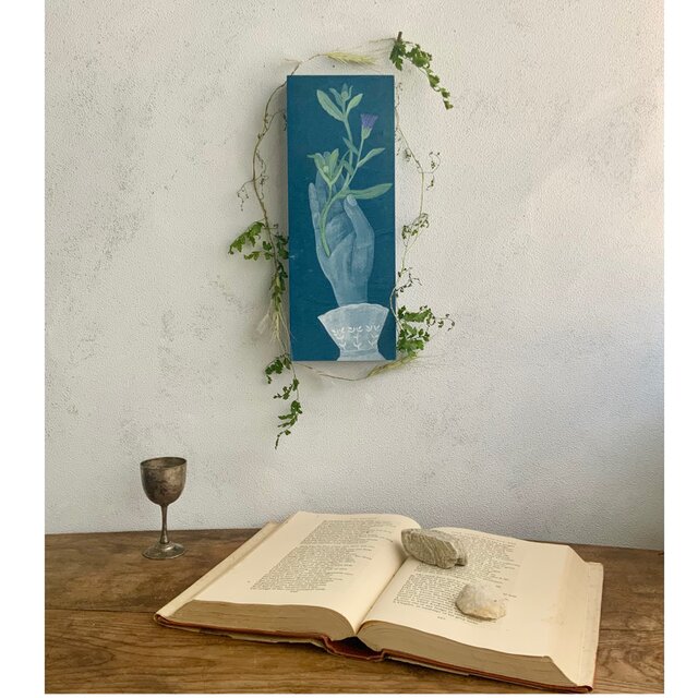 静かな夜　祈る手とガーランド